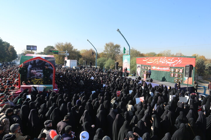 تصاویر / تشییع پیکر مطهر۱۲ شهید گمنام در اصفهان