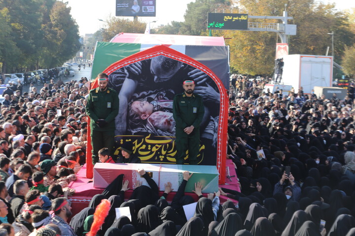 تصاویر / تشییع پیکر مطهر۱۲ شهید گمنام در اصفهان