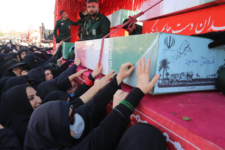 تصاویر / تشییع پیکر مطهر۱۲ شهید گمنام در اصفهان