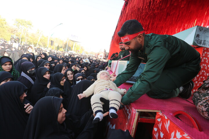 تصاویر / تشییع پیکر مطهر۱۲ شهید گمنام در اصفهان