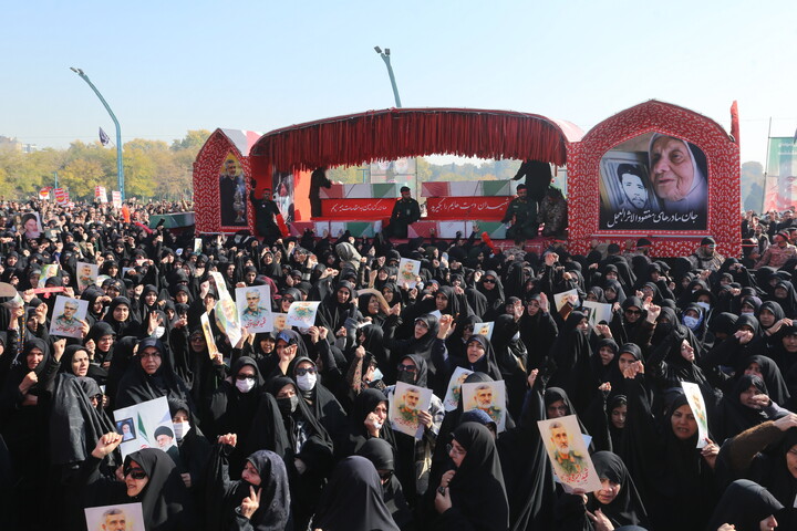 تصاویر / تشییع پیکر مطهر۱۲ شهید گمنام در اصفهان