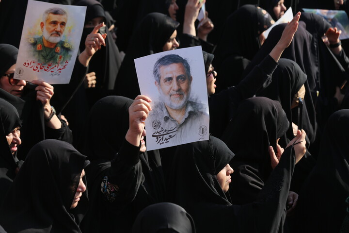 تصاویر / تشییع پیکر مطهر۱۲ شهید گمنام در اصفهان