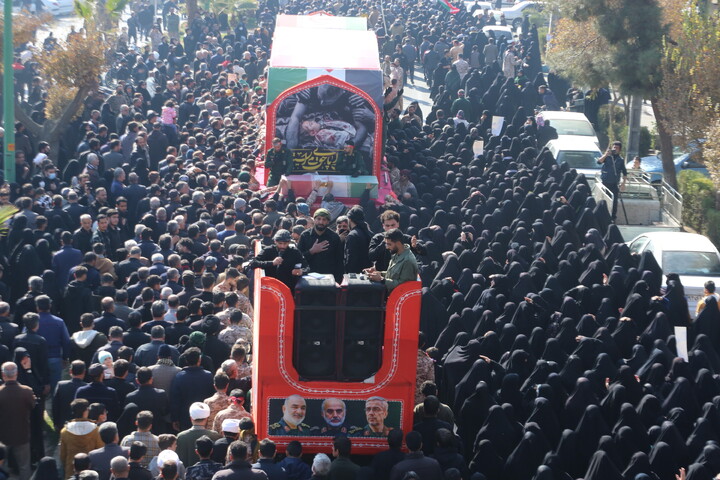 تصاویر / تشییع پیکر مطهر۱۲ شهید گمنام در اصفهان