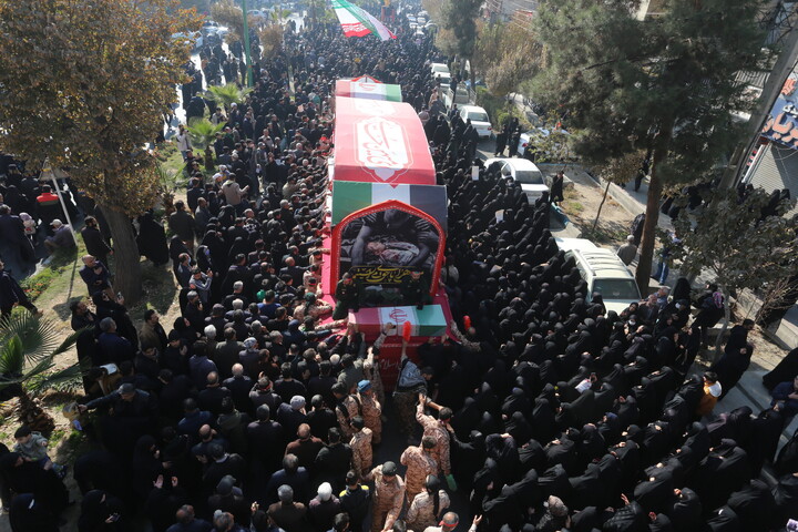 تصاویر / تشییع پیکر مطهر۱۲ شهید گمنام در اصفهان