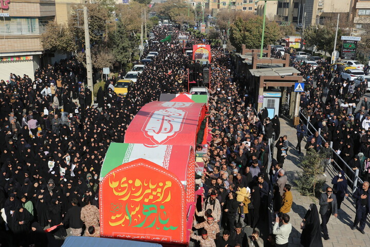 تصاویر / تشییع پیکر مطهر۱۲ شهید گمنام در اصفهان