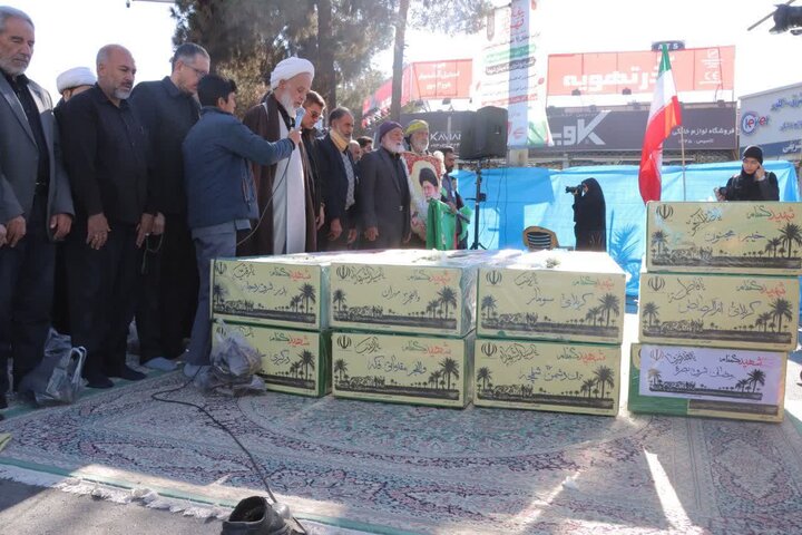 تصاویر/ تشییع شهدای گمنام و اقامه نماز باران در کرمان