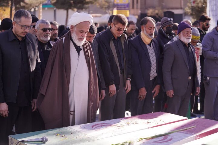 تصاویر/ تشییع شهدای گمنام و اقامه نماز باران در کرمان