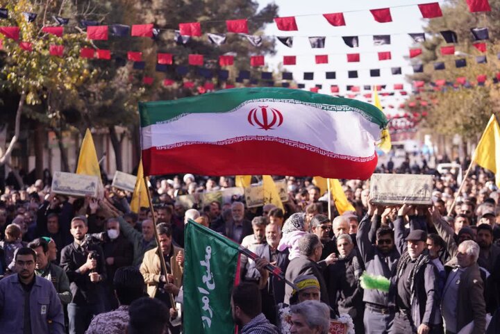 تصاویر/ تشییع شهدای گمنام و اقامه نماز باران در کرمان