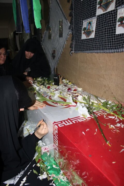 تصاویر / استقبال بانوان شهرستان بویین زهرا از شهدای گمنام