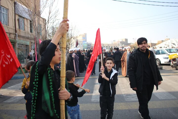 تصاویر / مراسم عزاداری خیابانی هیات عزاداری مدرسه علمیه صاحب الزمان (عج) مرند