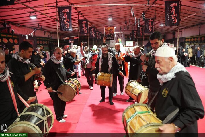 Прощание жителей Тегерана с телами 100 неопознанных мучеников в Национальном музее Исламской революции и Священной обороны