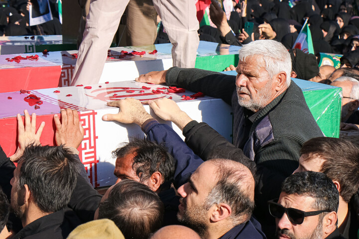 تصاویر/ تشییع پیکر مطهر شهدای گمنام در قم-2