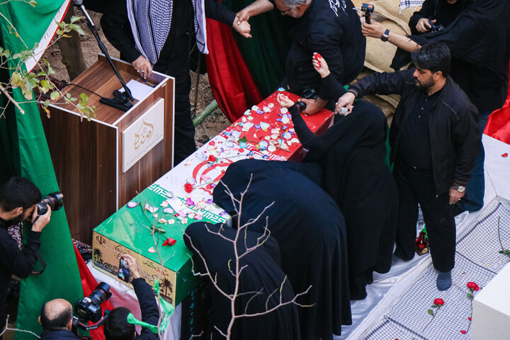 تصاویر/ تدفین شهید گمنام در مدسه علمیه آمنه