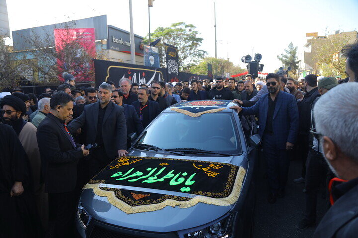 أهالي قم يشاركون في موكب استشهاد "الصدّيقة الطاهرة" (عليها السلام) بحضور آية الله العظمى وحيد الخراساني