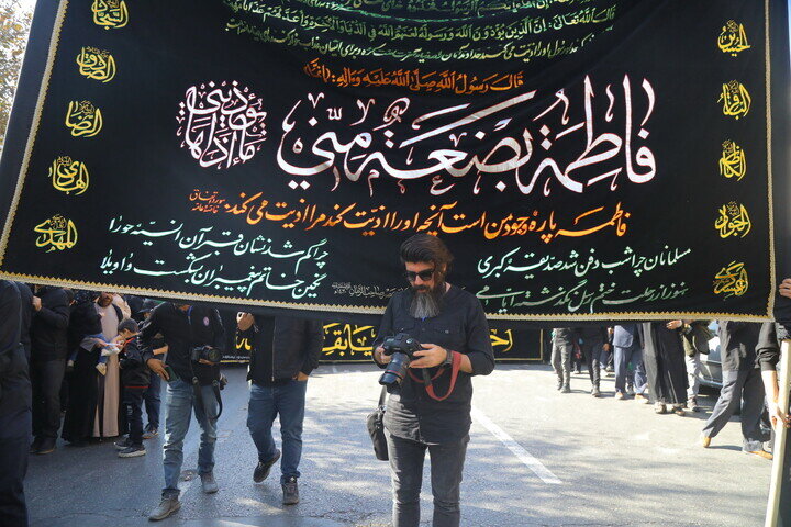 أهالي قم يشاركون في موكب استشهاد "الصدّيقة الطاهرة" (عليها السلام) بحضور آية الله العظمى وحيد الخراساني