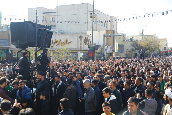 أهالي قم يشاركون في موكب استشهاد "الصدّيقة الطاهرة" (عليها السلام) بحضور آية الله العظمى وحيد الخراساني