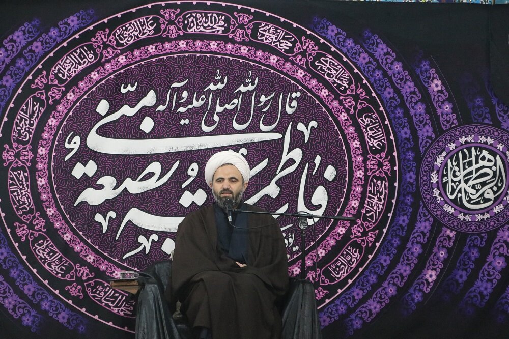 دفاع حضرت زهرا(س) از ولایت، الگویی برای مبارزه با دشمنان اسلام است