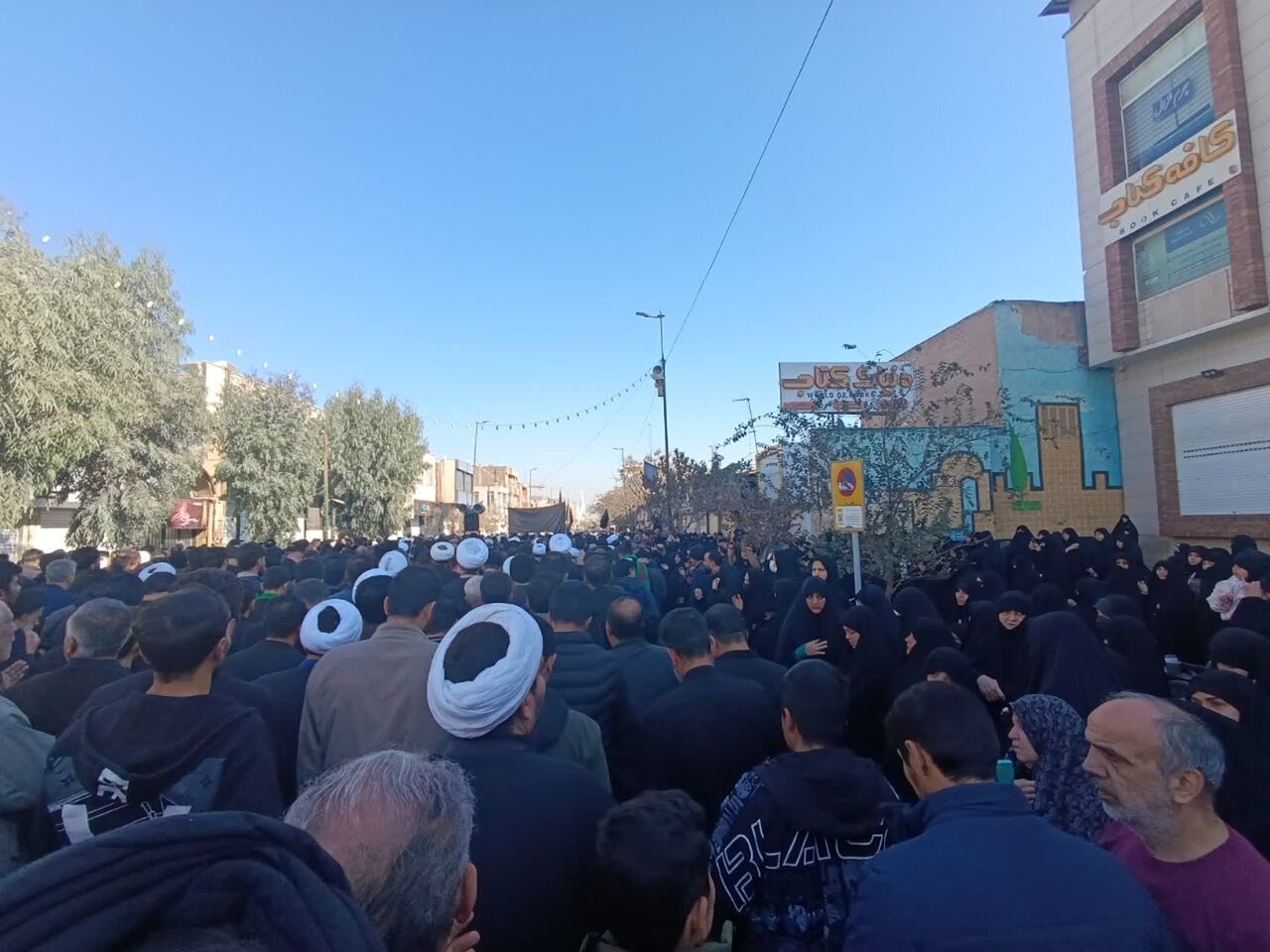 أهالي قم يشاركون في موكب استشهاد "الصدّيقة الطاهرة" (عليها السلام) بحضور آية الله العظمى وحيد الخراساني + فيديو وصور