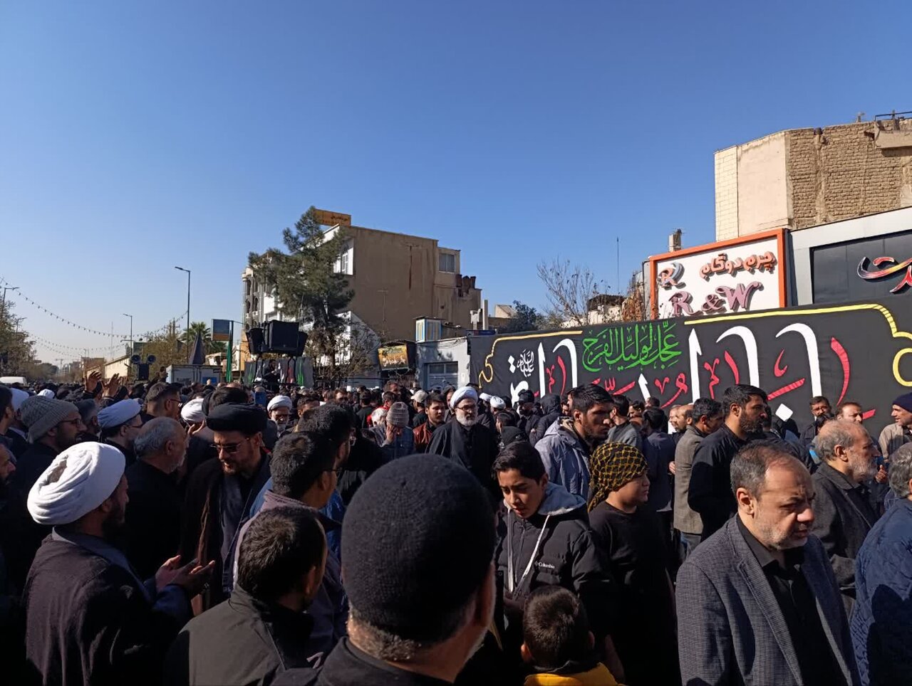 أهالي قم يشاركون في موكب استشهاد "الصدّيقة الطاهرة" (عليها السلام) بحضور آية الله العظمى وحيد الخراساني + فيديو وصور