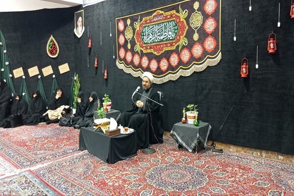 حضرت زهرا(س) با تبیین ولایت برای امت با انحرافات سیاسی مقابله کردند