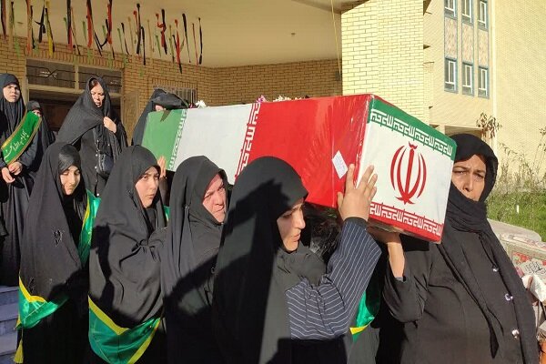 استقبال طلاب خواهر اردبیلی از پیکر شهید گمنام+عکس