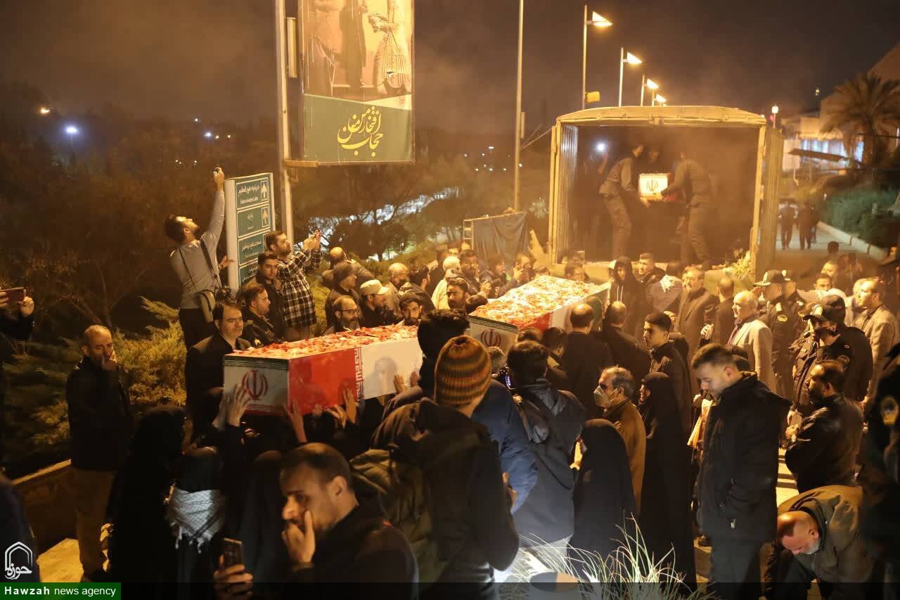 Tahran Halkının, İslam İnkılabı ve Kutsal Savunma Ulusal Müzesi’nde 100 İsimsiz Şehidin Naaşıyla Vedası