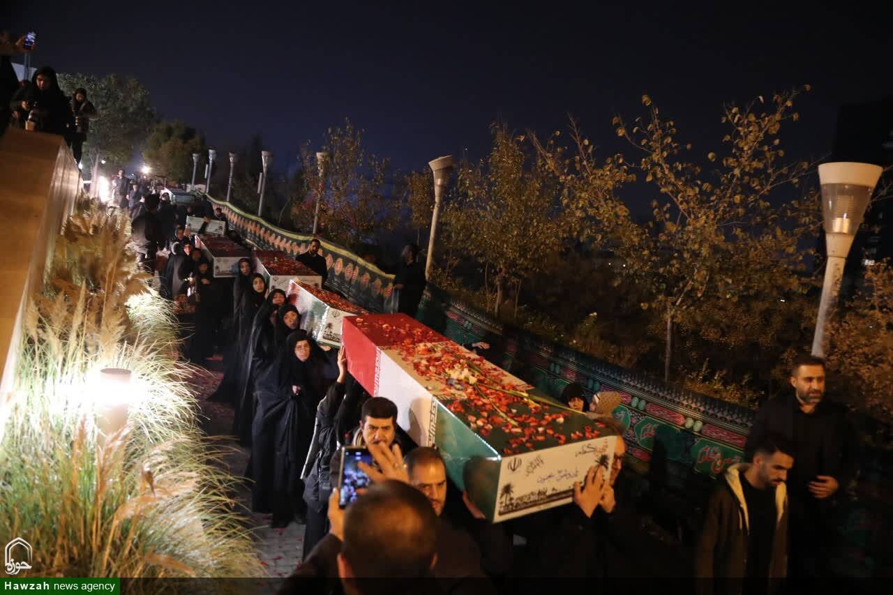 Tahran Halkının, İslam İnkılabı ve Kutsal Savunma Ulusal Müzesi’nde 100 İsimsiz Şehidin Naaşıyla Vedası