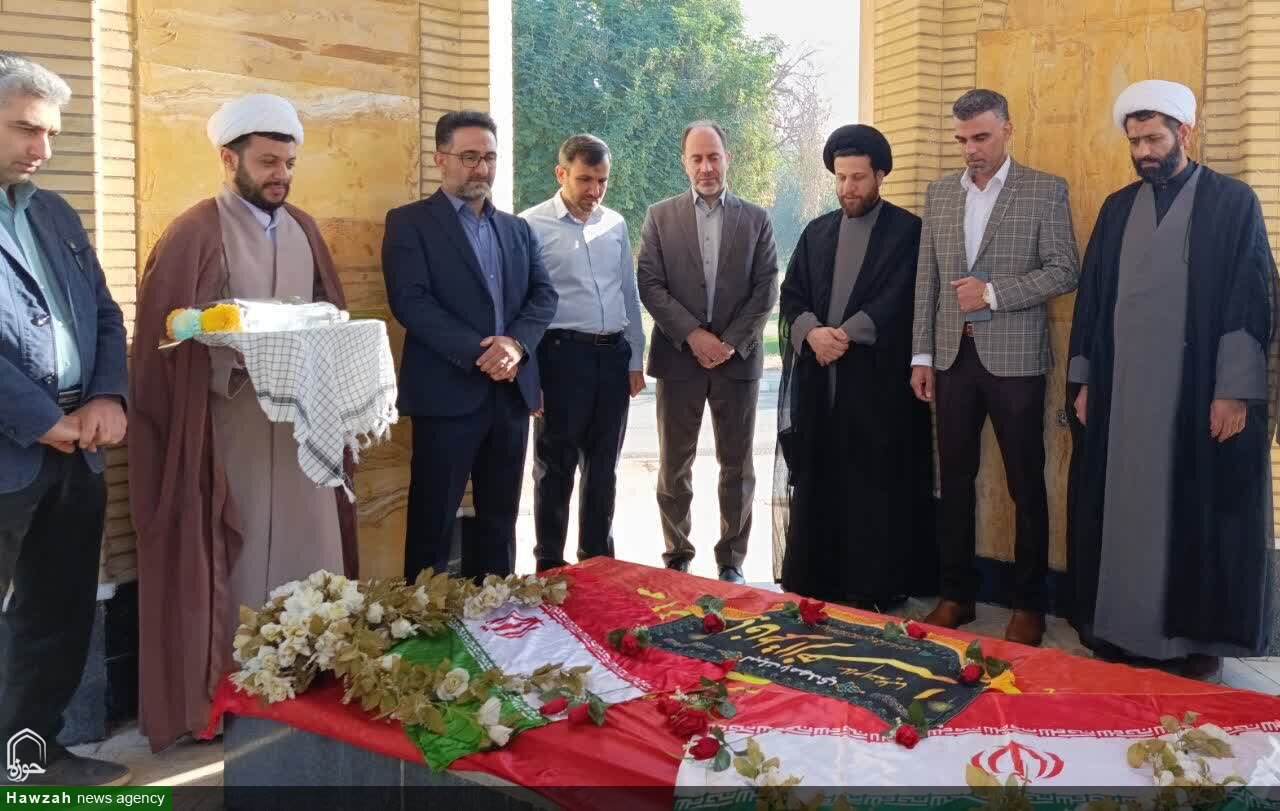 غبارروبی و عطرافشانی یادمان شهدای گمنام دانشگاه آزاد اسلامی شهرستان شوشتر+عکس