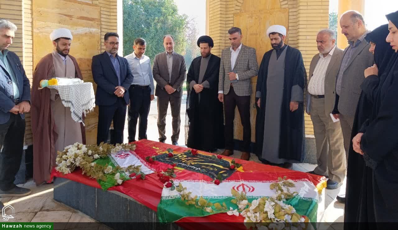 غبارروبی و عطرافشانی یادمان شهدای گمنام دانشگاه آزاد اسلامی شهرستان شوشتر+عکس