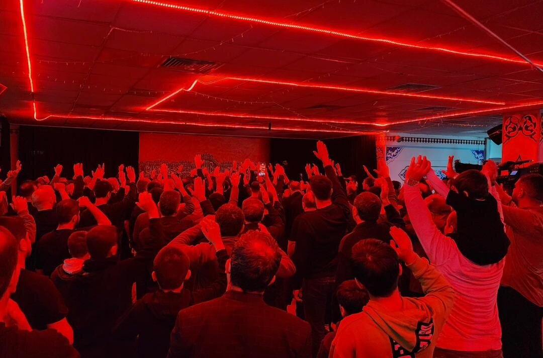 محبین اهل‌بیت علیهم‌السلام در مراسم شهادت حضرت زهرا سلام الله علیها در مسجد کوثر استانبول گرد هم آمدند