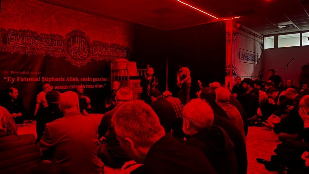 محبین اهلبیت علیهمالسلام در مراسم شهادت حضرت زهرا سلام الله علیها در مسجد کوثر استانبول گرد هم آمدند