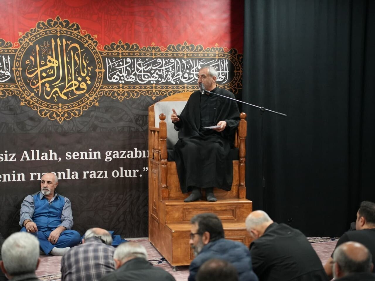 محبین اهل‌بیت علیهم‌السلام در مراسم شهادت حضرت زهرا سلام الله علیها در مسجد کوثر استانبول گرد هم آمدند