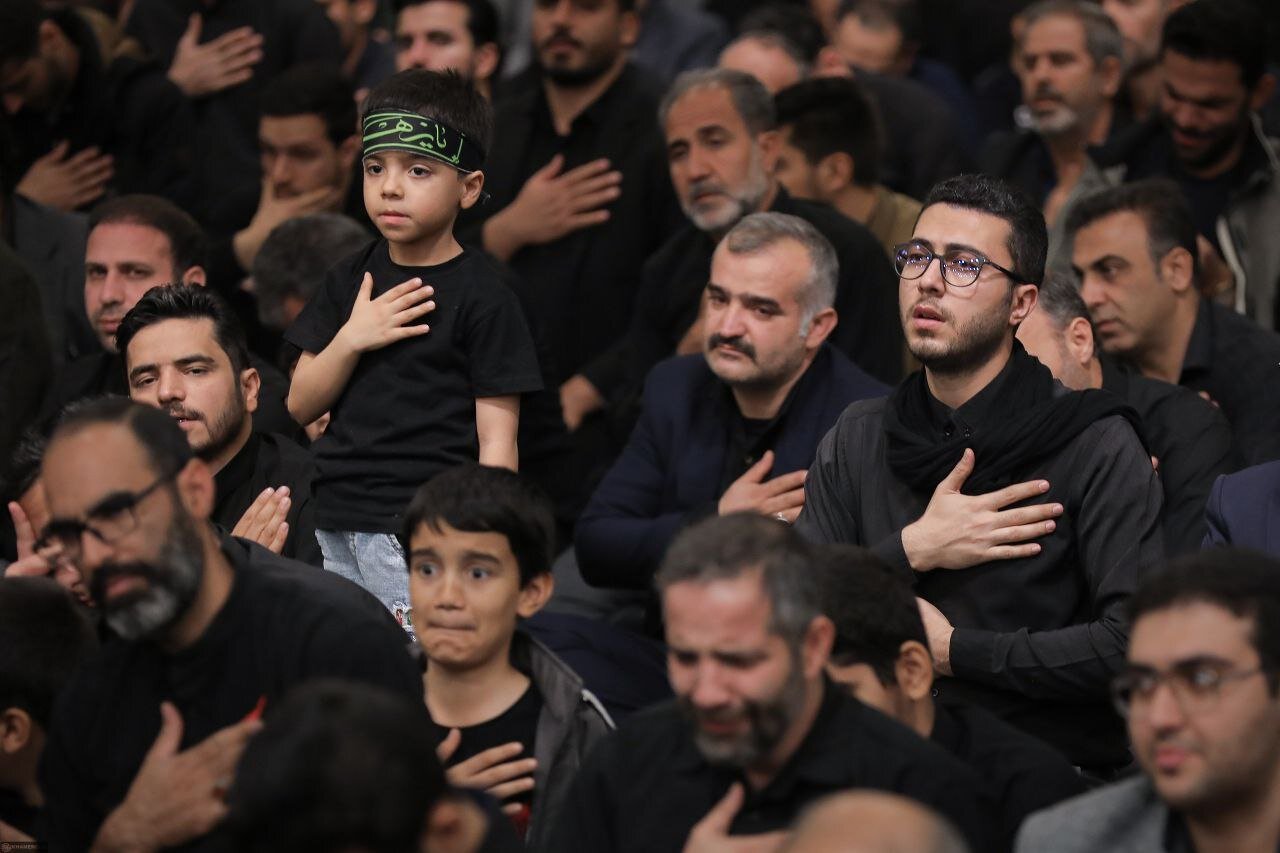 بمشاركة قائد الثورة.. آلاف المعزين يحيون الليلة الرابعة من العزاء الفاطمي + صور