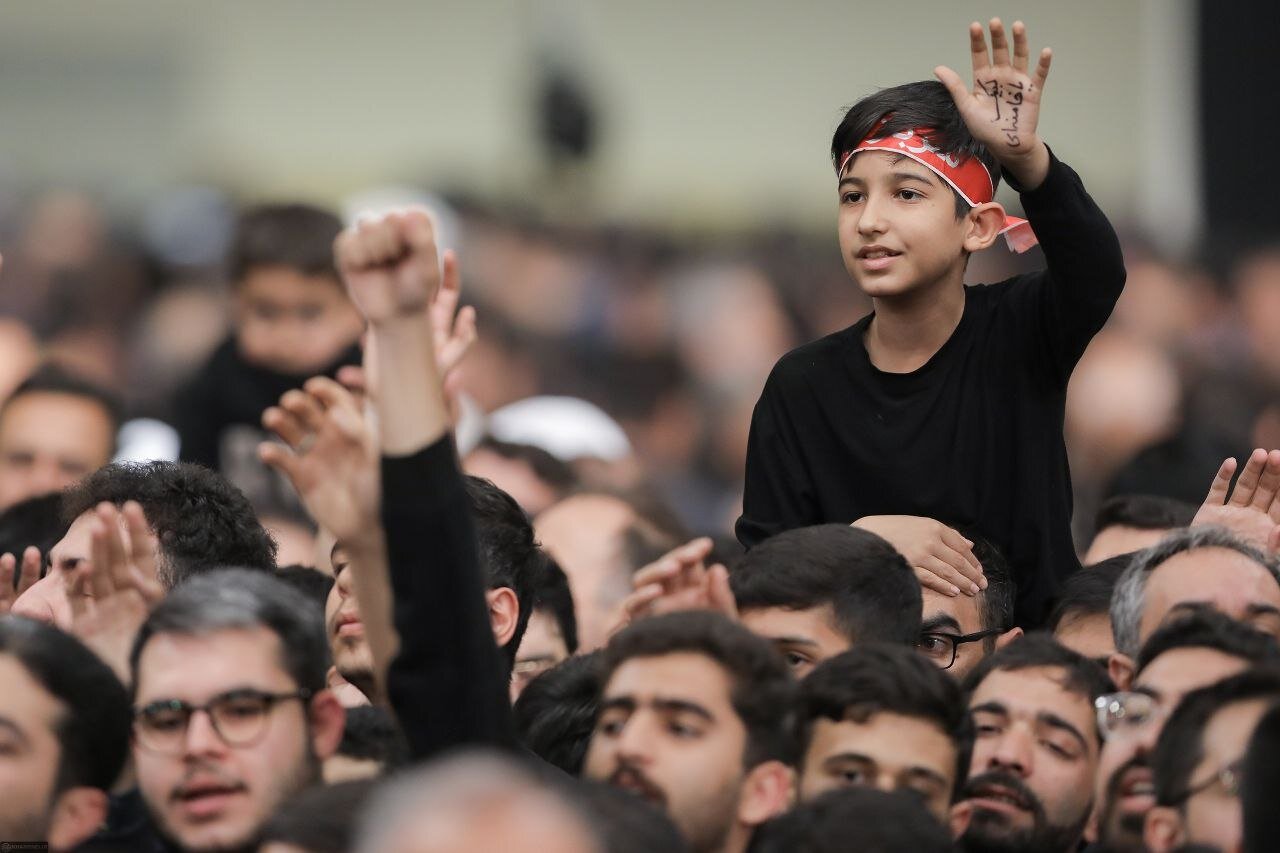 بمشاركة قائد الثورة.. آلاف المعزين يحيون الليلة الرابعة من العزاء الفاطمي + صور