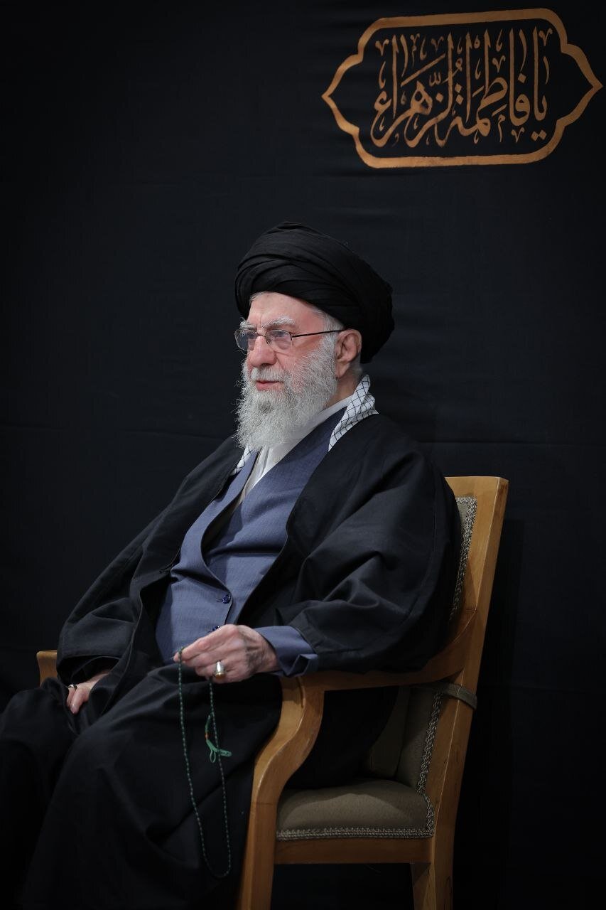 بمشاركة قائد الثورة.. آلاف المعزين يحيون الليلة الرابعة من العزاء الفاطمي + صور