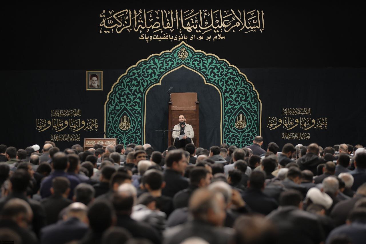 بمشاركة قائد الثورة.. آلاف المعزين يحيون الليلة الرابعة من العزاء الفاطمي + صور