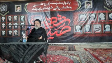 ملت عاشورایی زیر بار تسلیم نمی‌رود