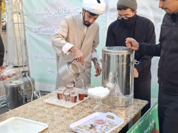 تصاویر/ راه اندای ایستگاه صلواتی توسط طلاب مدرسه علمیه امام خمینی (ره) ماکو در سالروز شهادت حضرت زهرا (س)