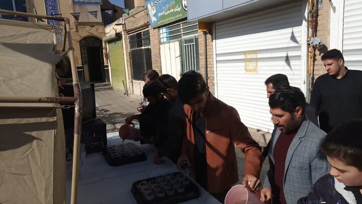 تصاویر/ راه اندای ایستگاه صلواتی توسط طلاب مدرسه علمیه امام خمینی (ره) ماکو در سالروز شهادت حضرت زهرا (س)