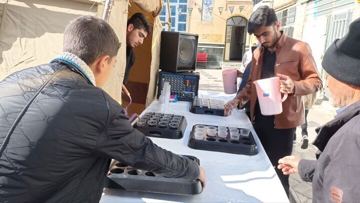 تصاویر/ راه اندای ایستگاه صلواتی توسط طلاب مدرسه علمیه امام خمینی (ره) ماکو در سالروز شهادت حضرت زهرا (س)