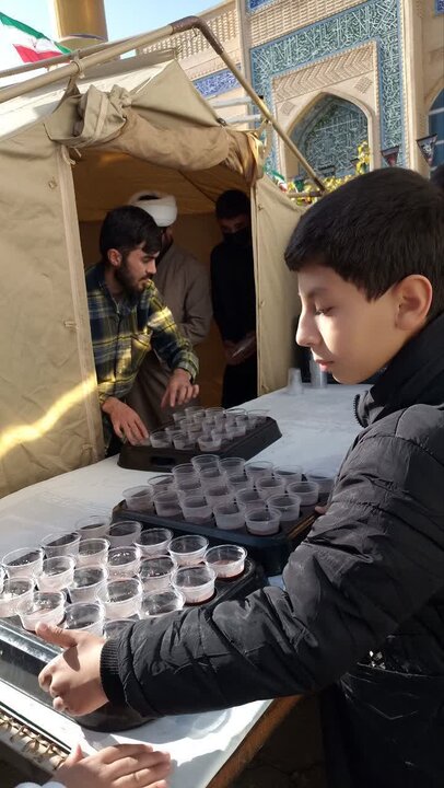 تصاویر/ راه اندای ایستگاه صلواتی توسط طلاب مدرسه علمیه امام خمینی (ره) ماکو در سالروز شهادت حضرت زهرا (س)