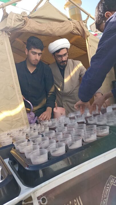 تصاویر/ راه اندای ایستگاه صلواتی توسط طلاب مدرسه علمیه امام خمینی (ره) ماکو در سالروز شهادت حضرت زهرا (س)