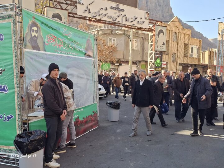 تصاویر/ راه اندای ایستگاه صلواتی توسط طلاب مدرسه علمیه امام خمینی (ره) ماکو در سالروز شهادت حضرت زهرا (س)