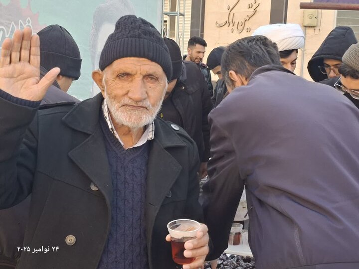 تصاویر/ راه اندای ایستگاه صلواتی توسط طلاب مدرسه علمیه امام خمینی (ره) ماکو در سالروز شهادت حضرت زهرا (س)