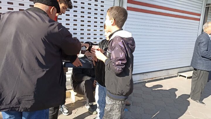 تصاویر/ راه اندای ایستگاه صلواتی توسط طلاب مدرسه علمیه امام خمینی (ره) ماکو در سالروز شهادت حضرت زهرا (س)