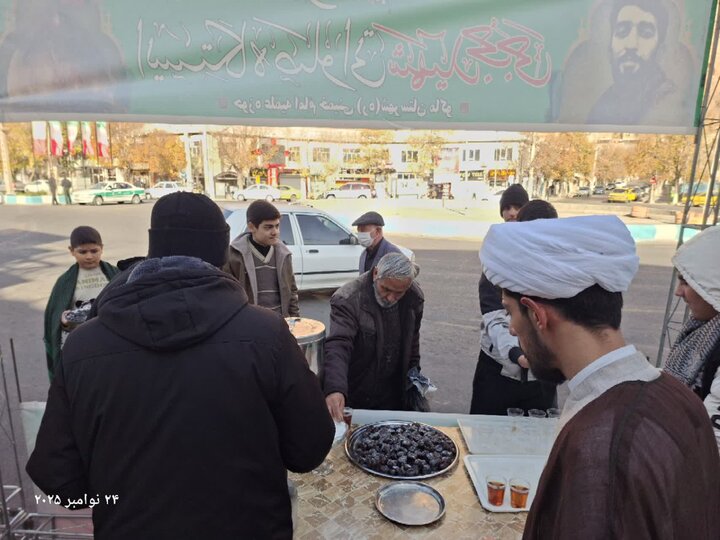 تصاویر/ راه اندای ایستگاه صلواتی توسط طلاب مدرسه علمیه امام خمینی (ره) ماکو در سالروز شهادت حضرت زهرا (س)