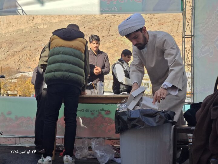 تصاویر/ راه اندای ایستگاه صلواتی توسط طلاب مدرسه علمیه امام خمینی (ره) ماکو در سالروز شهادت حضرت زهرا (س)