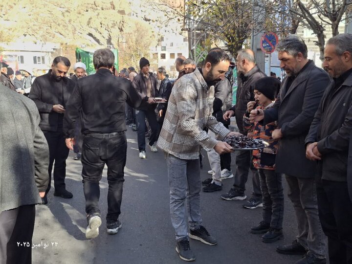 تصاویر/ راه اندای ایستگاه صلواتی توسط طلاب مدرسه علمیه امام خمینی (ره) ماکو در سالروز شهادت حضرت زهرا (س)