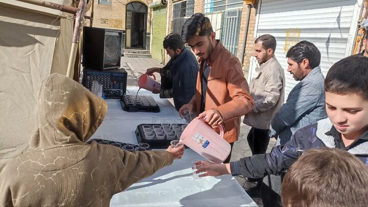 تصاویر/ راه اندای ایستگاه صلواتی توسط طلاب مدرسه علمیه امام خمینی (ره) ماکو در سالروز شهادت حضرت زهرا (س)