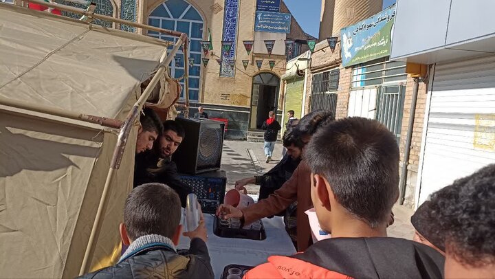 تصاویر/ راه اندای ایستگاه صلواتی توسط طلاب مدرسه علمیه امام خمینی (ره) ماکو در سالروز شهادت حضرت زهرا (س)